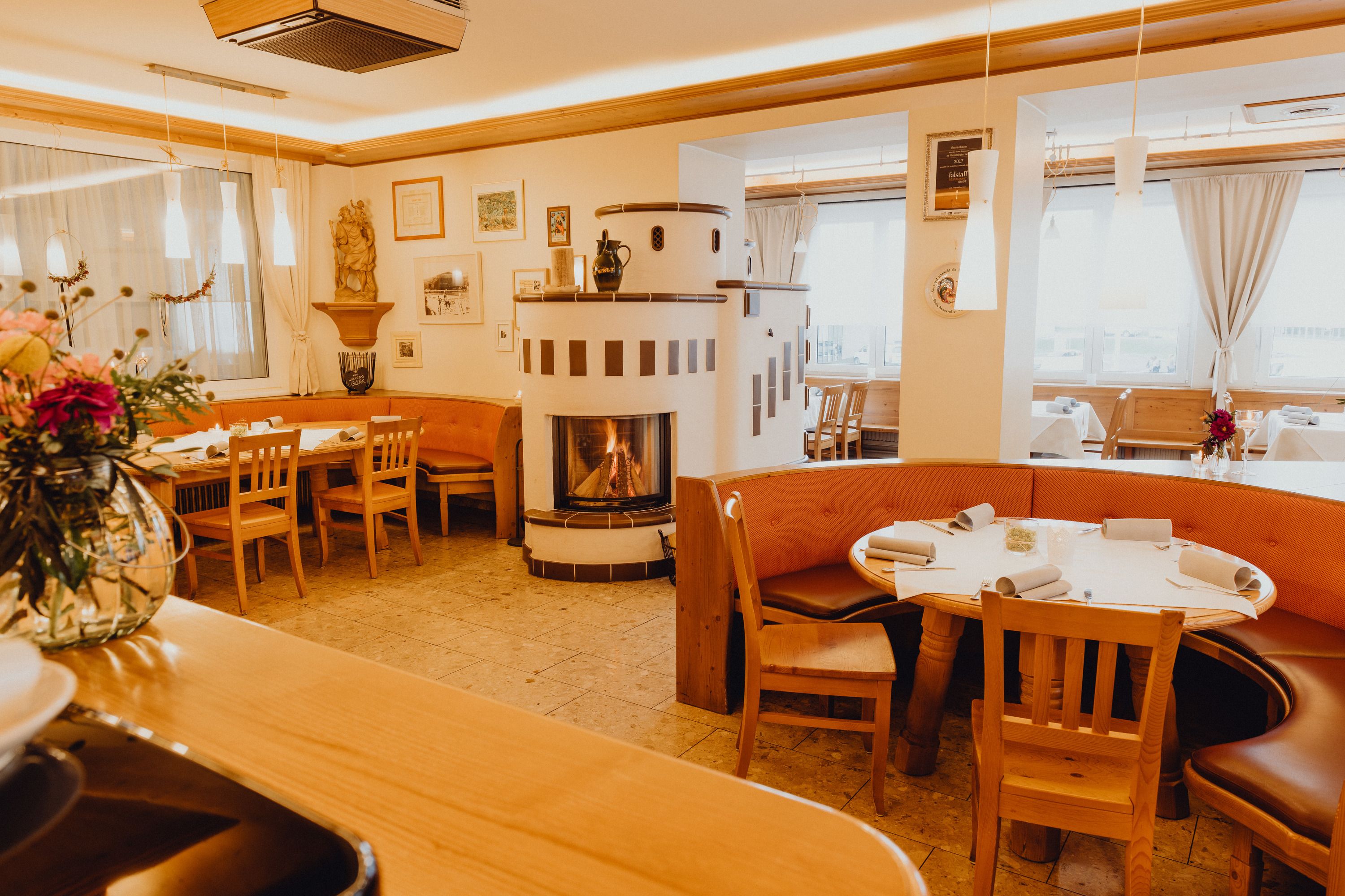 Gemütliches Restaurant mit Kamin und Holzmöbeln in den Wiener Alpen.