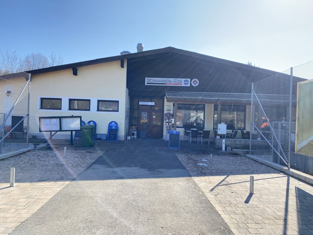 Außenansicht eines Gebäudes mit dem Schild 'Schmankerl-Eck'.