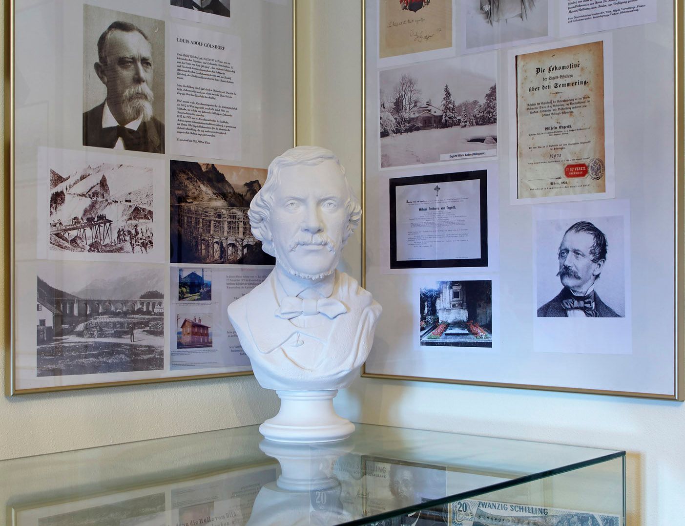 Büste und historische Dokumente im Ghega-Museum.