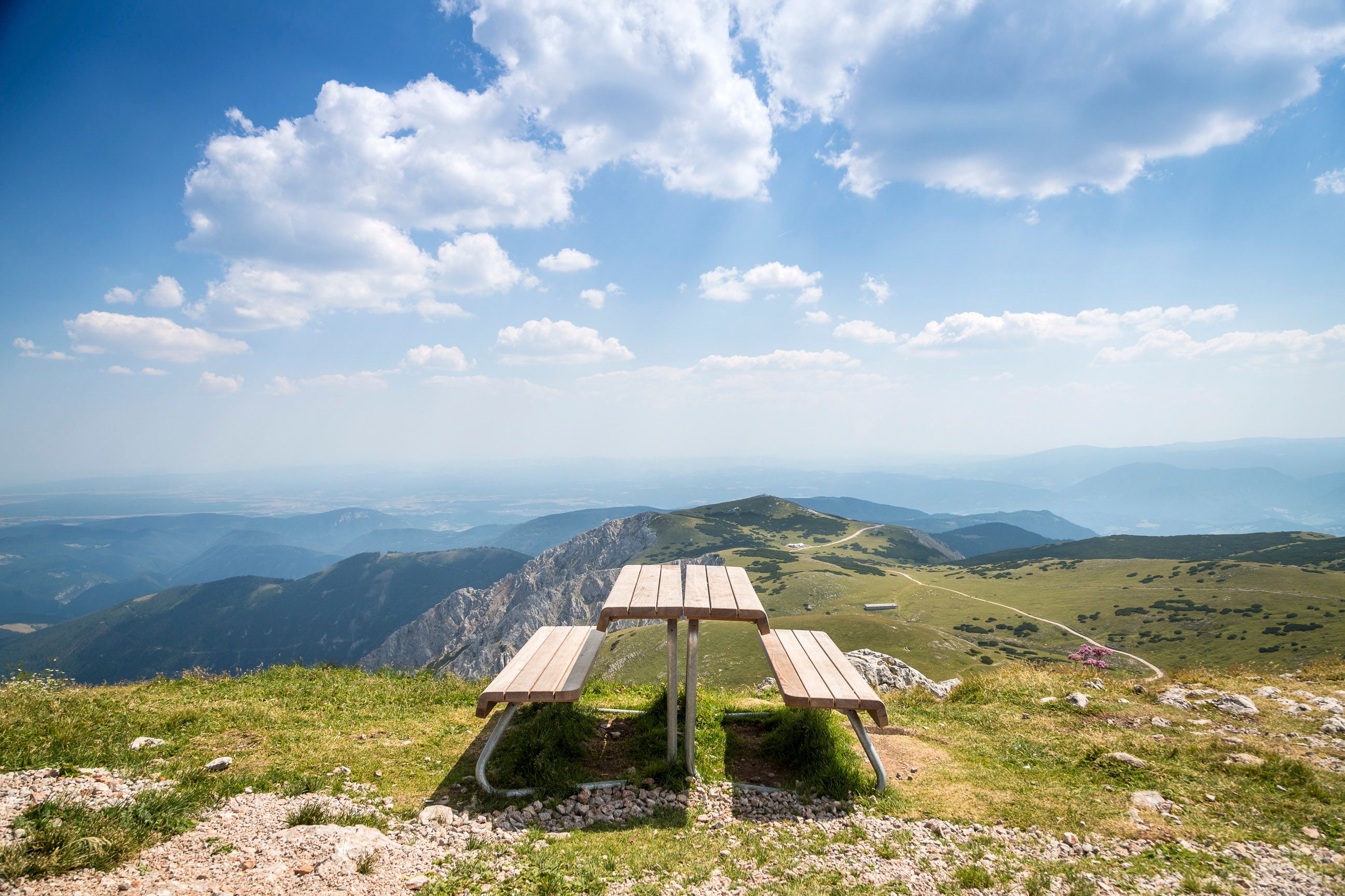 Picknicktisch auf einem Berg mit weitem Blick über die Landschaft.
