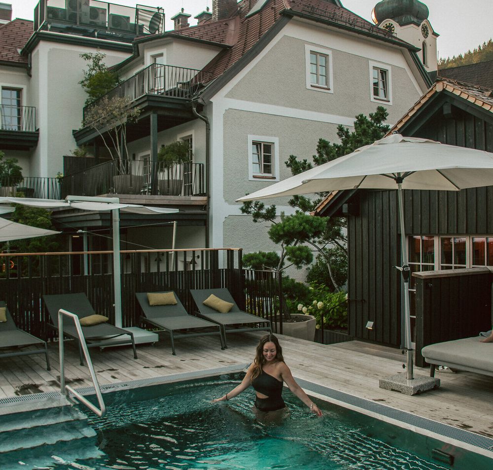 Ein erfrischendes Bad im glitzernden Pool umgeben von der malerischen Kulisse der Berge. Die sanften Wellen laden dazu ein, die Seele baumeln zu lassen und die Ruhe der Natur zu genießen. Hier wird der Sommer in den Bergen zum unvergesslichen Erlebnis.