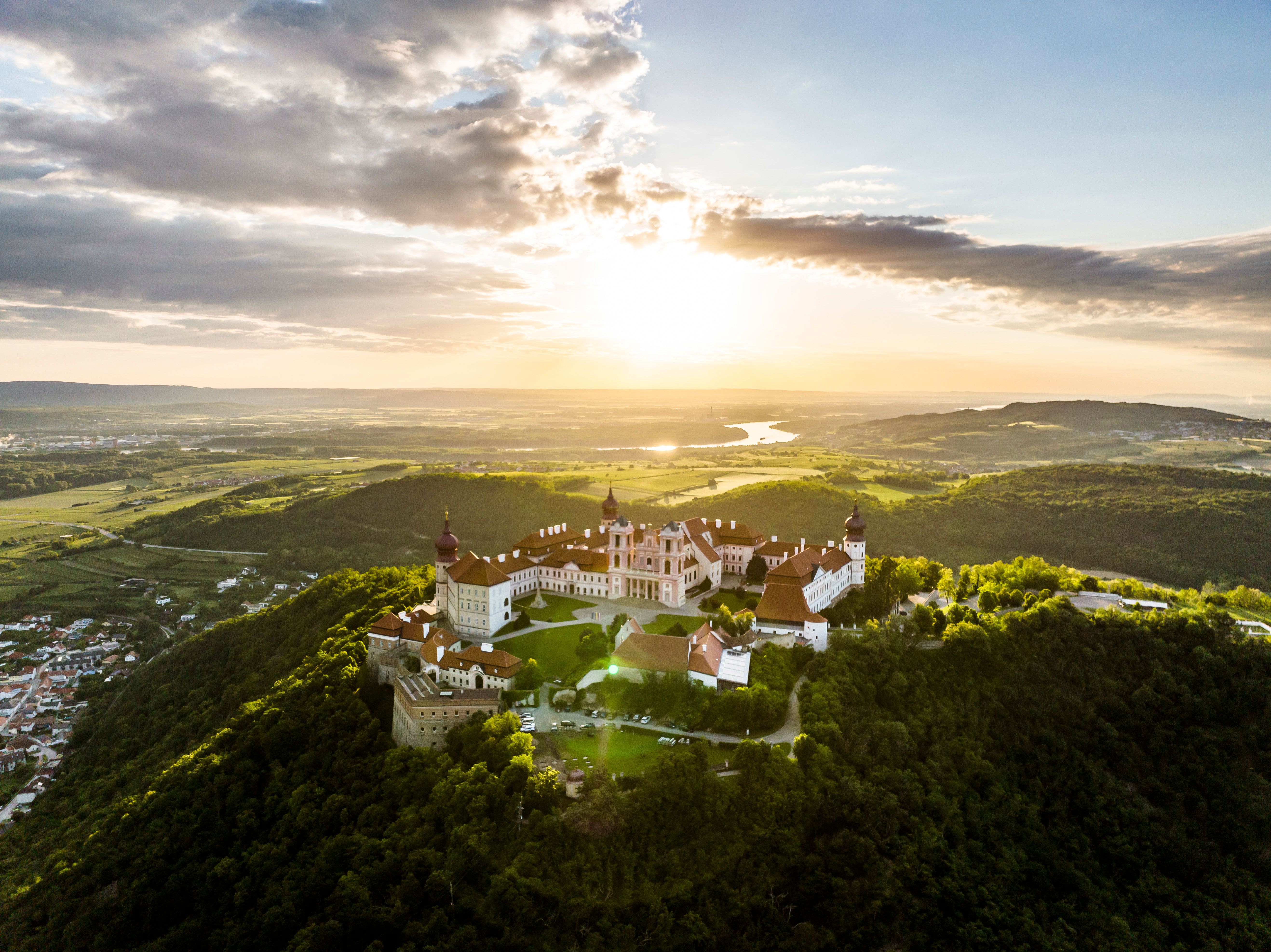 Luftaufnahme des Stifts Göttweig in Österreich, umgeben von Wald.
