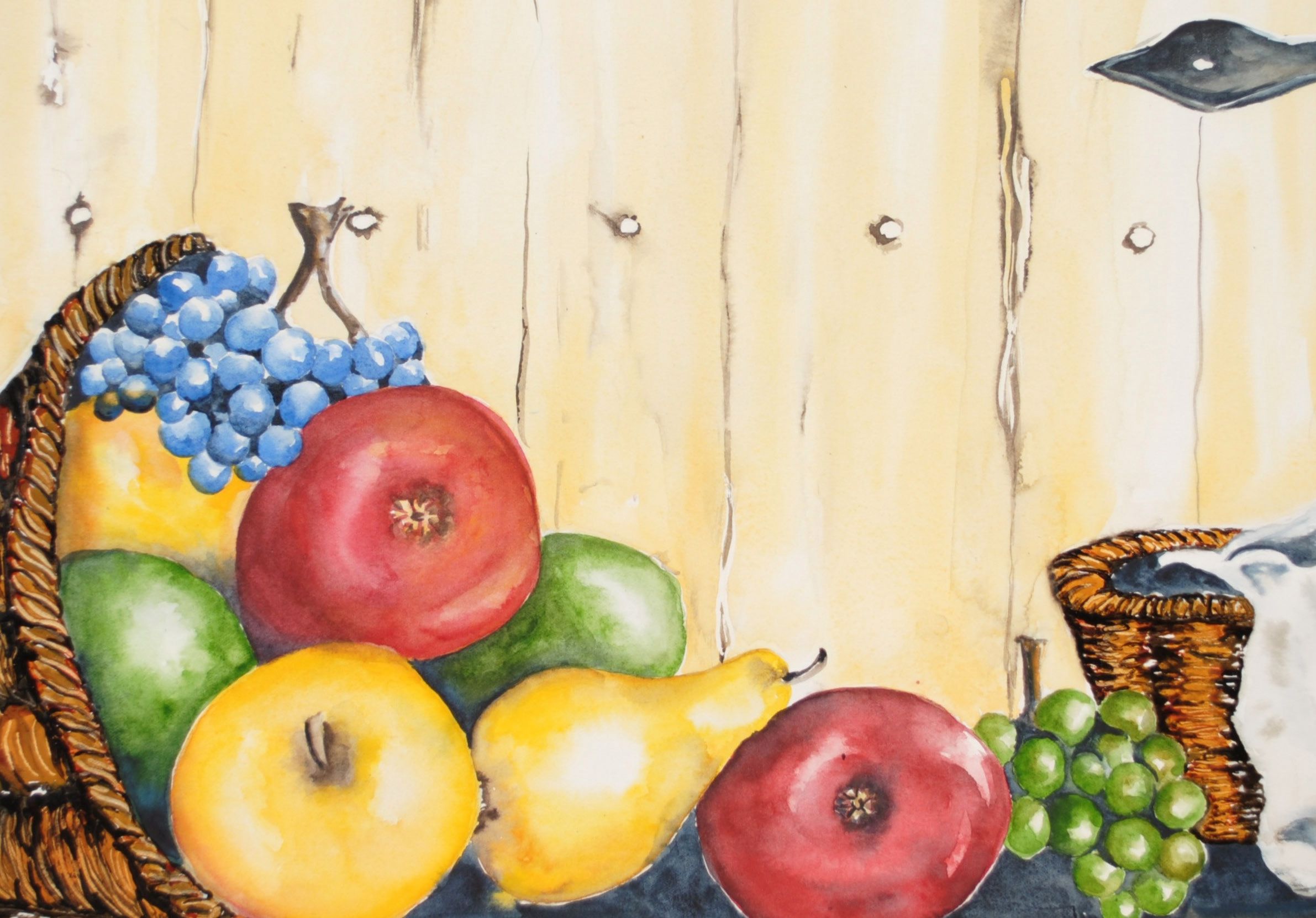 Aquarellbild von Obst in einem geflochtenen Korb vor einer Holzwand.