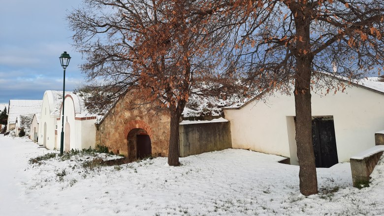 verschneite Kellergasse im Winter