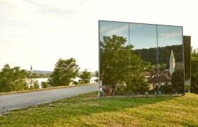 Spiegelskulptur auf Donaulände in Klein-Pöchlarn, © Donau Niederösterreich / Klaus Engelmayer