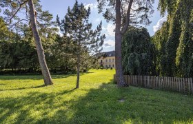 Blick vom Schlosspark auf das Schloss Eckartsau.