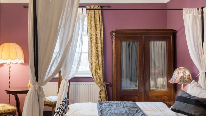 Ein gemütliches Zimmer mit Alrrosé gefärbten Wänden