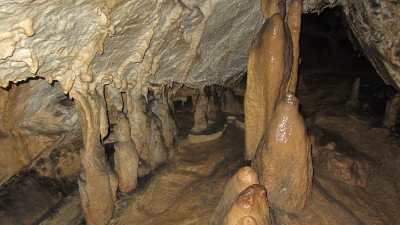 Stalagmiten und Stalaktiten in einer H&ouml;hle.