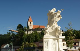 Statue vor Kirche in Kirchberg an der Pielach.