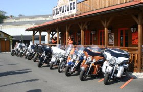 Motorräder vor dem Saloon Milwaukee Restaurant und Bar.