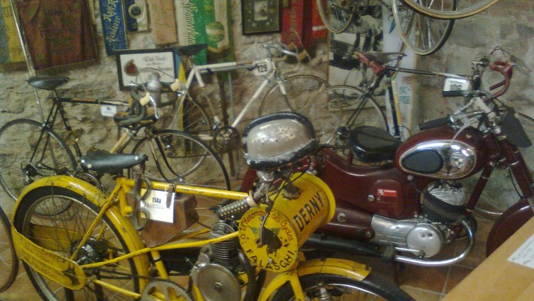 Alte Fahrräder und Motorräder im Fahrradmuseum Schloss Vösendorf.