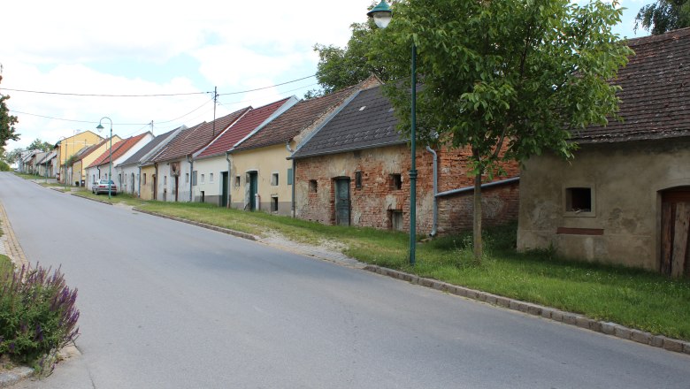 Stra&szlig;e mit alten Weinkellern in Hohenruppersdorf.