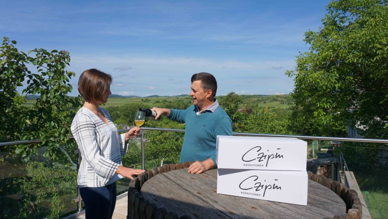Weingenuss auf der Terrasse, © Familie Czipin