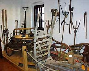 Ausstellung von landwirtschaftlichen Ger&auml;ten in einem Museum.