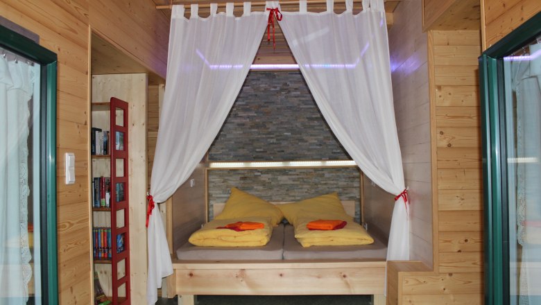 Schlafgemach, Ferienwohnung F&ouml;rsterstube, &copy; Marianne Schmid