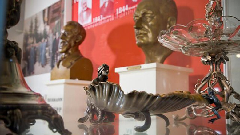 Ausstellungsst&uuml;cke im Krupp Stadt Museum Berndorf, darunter B&uuml;sten und dekorative Objekte.