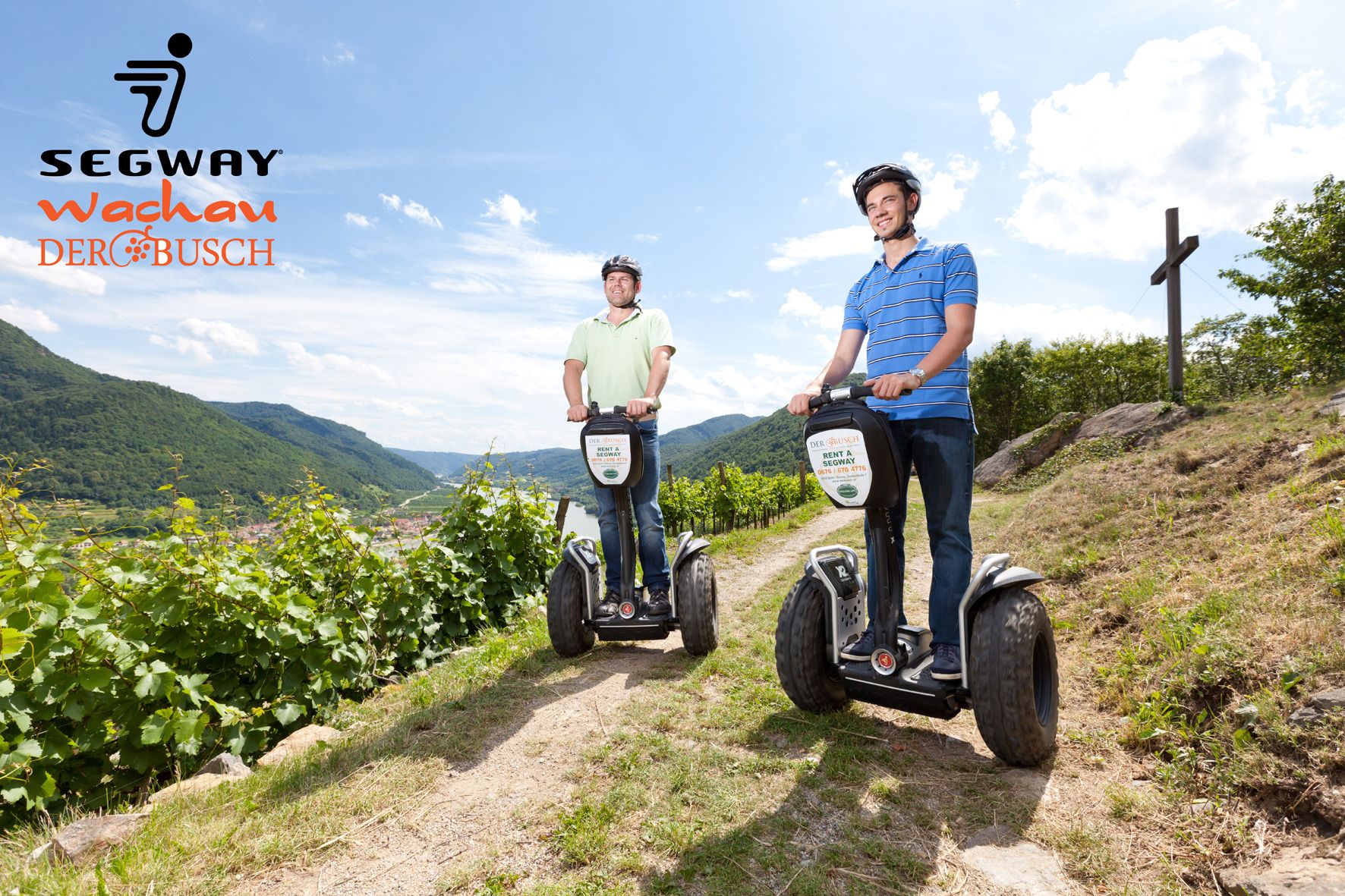 Zwei Männer fahren auf Segways durch eine Weinberglandschaft in der Wachau.