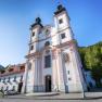 Wallfahrtskirche Maria Schutz mit blauem Himmel und gr&uuml;nen B&auml;umen im Hintergrund.