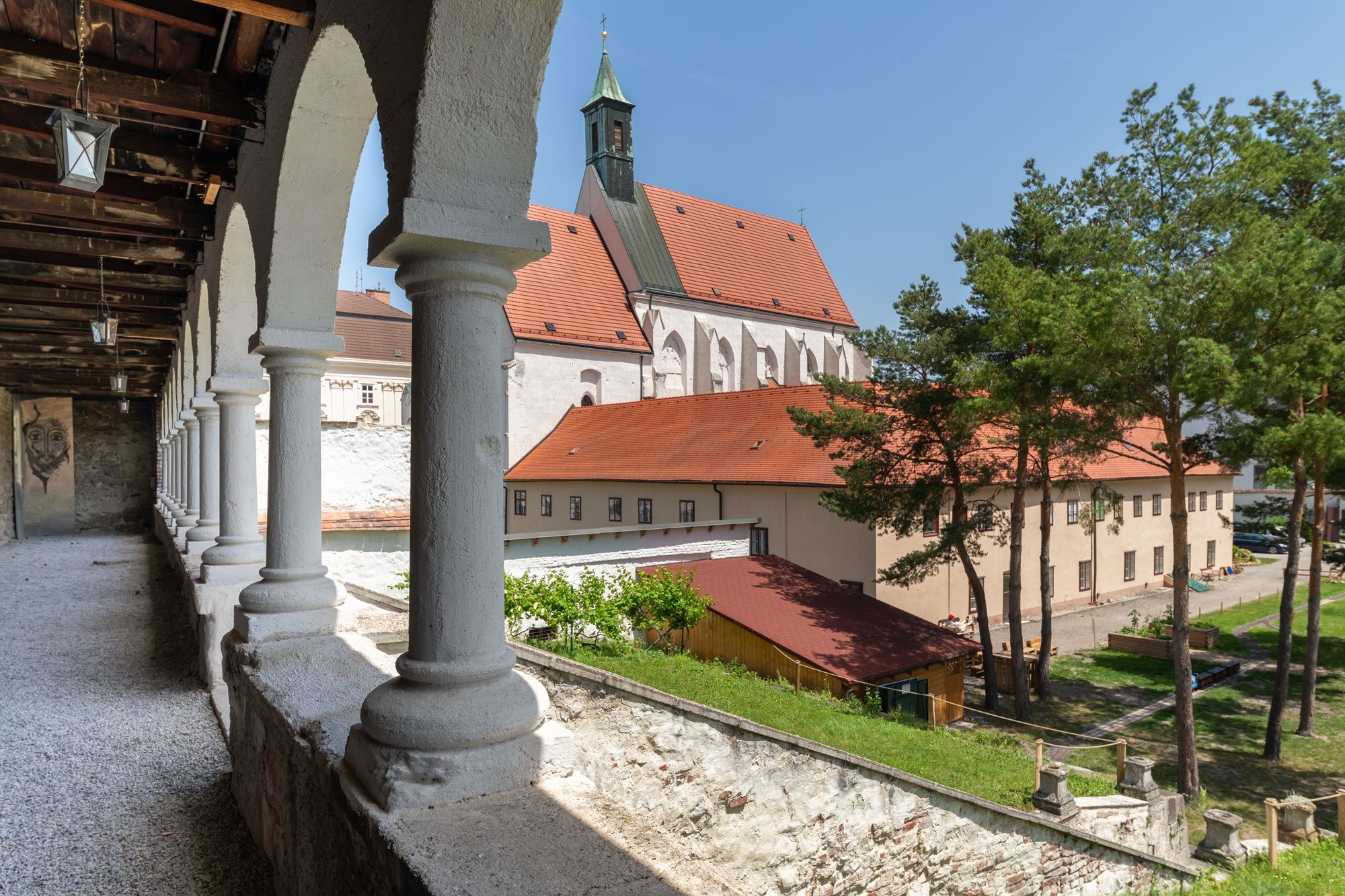 Blick auf die Kapuzinerkirche in Wiener Neustadt mit Arkaden im Vordergrund.