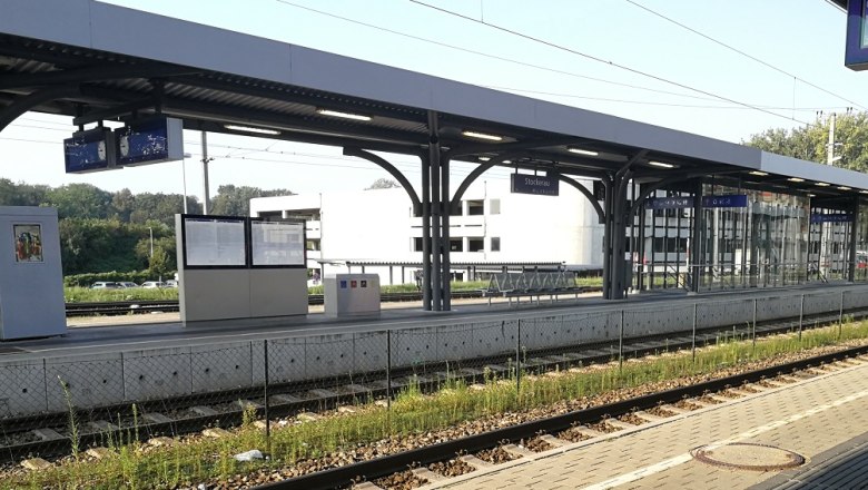 Bahnhof Stockerau mit Bahnsteig und &Uuml;berdachung.