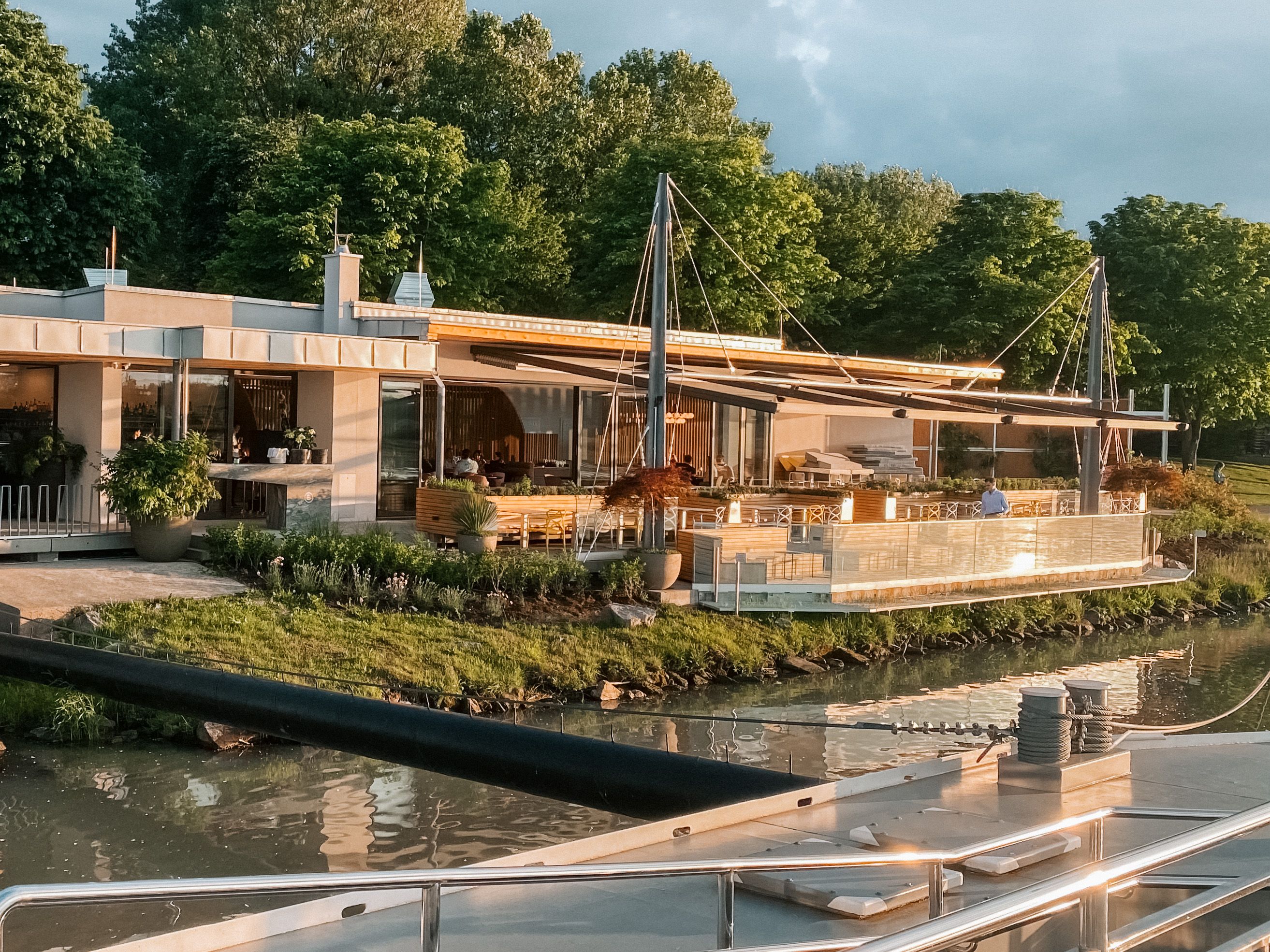 Süddeck außen mit Gastgarten im Sonnenschein 