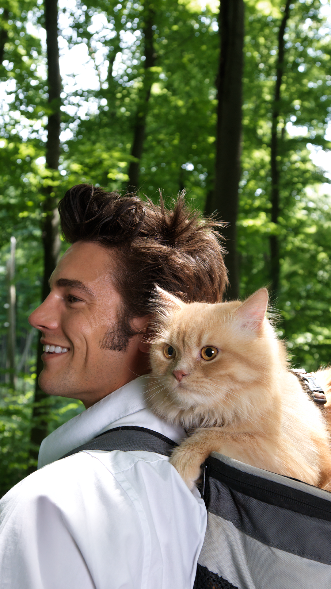 Porträtfoto von Wanderabenteurer und Content-Creator Peter Mairhofer mit seiner Katze Eddy in einer Rückentrage auf Wanderung.