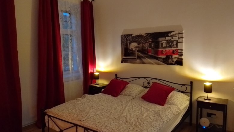 Gemütliches Schlafzimmer mit Eisenbahndekor.