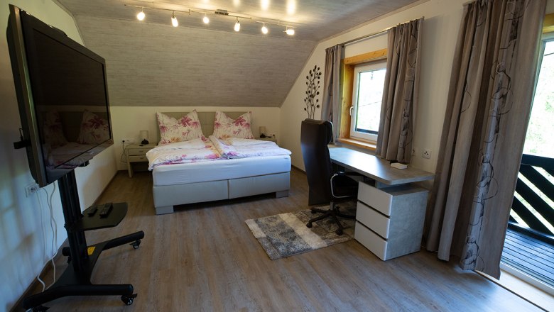 Schlafzimmer mit Balkon, &copy; Gerlinde Hofmaier