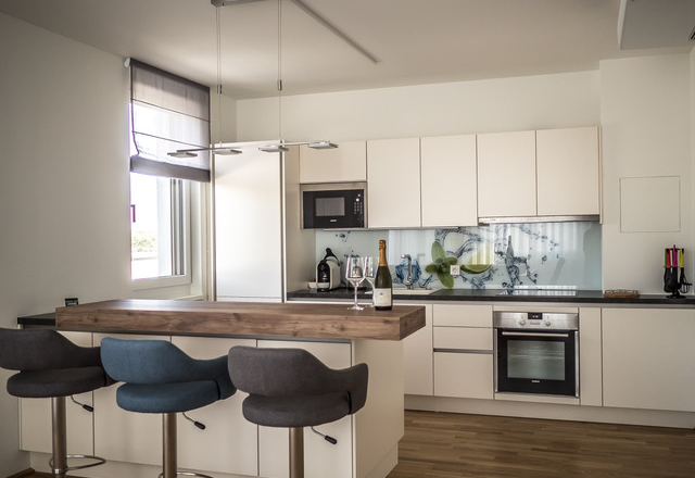 TDR-Fewo Rooftop Küche, © Guestia GmbH moderne Küche mit angrenzender Bar und Fenster