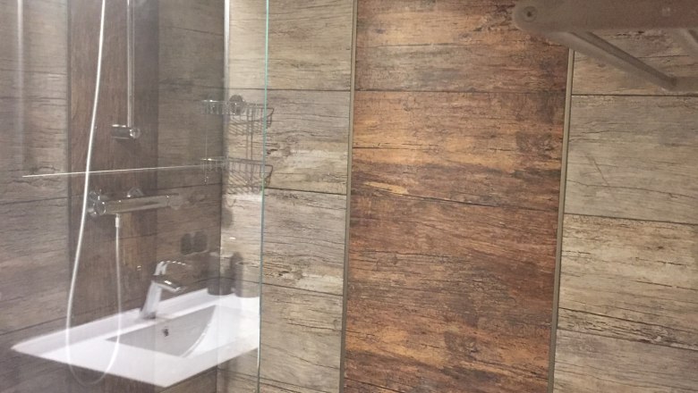 Hippo Campus, Badezimmer