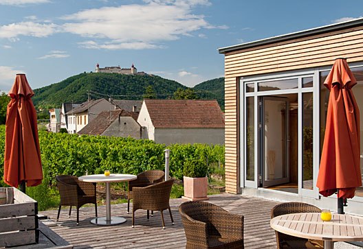 Terrasse mit Stift Göttweig, © Weinresidenz Sonnleitner