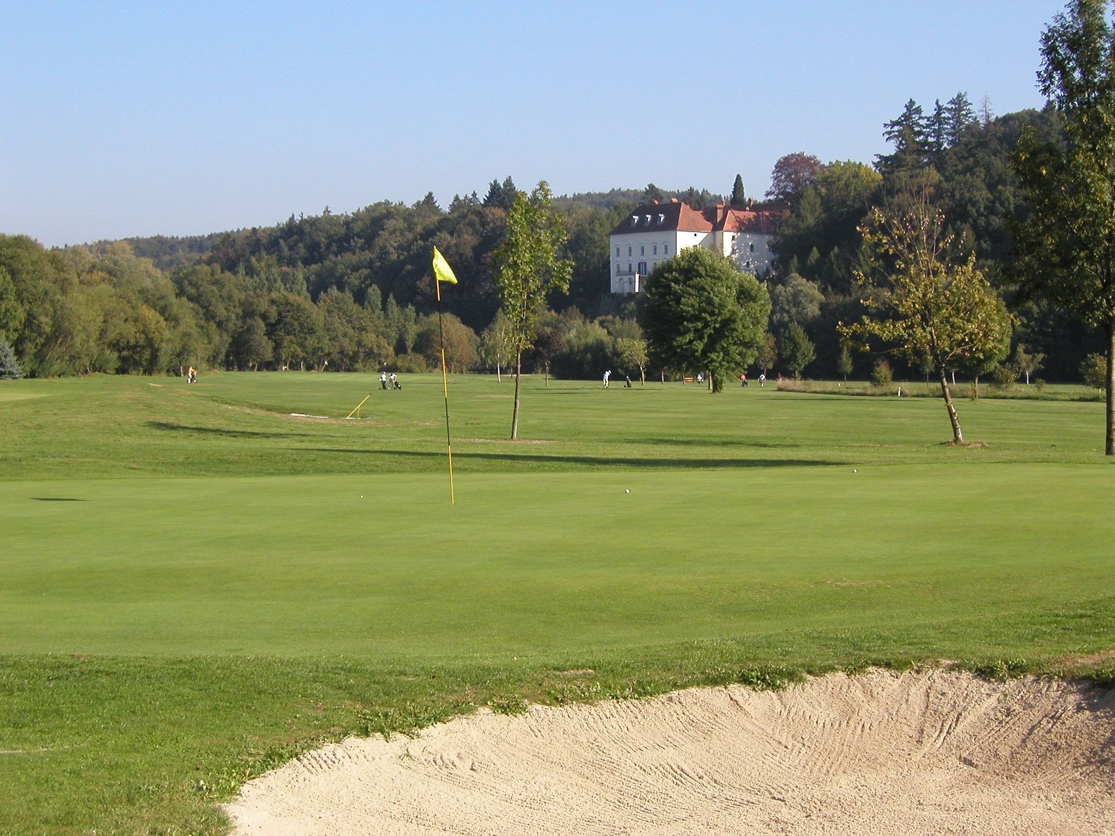 Golfplatz mit Schloss im Hintergrund.