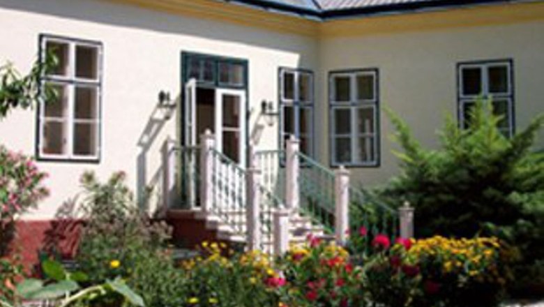 Außenansicht eines Hauses mit Garten und Blumen.