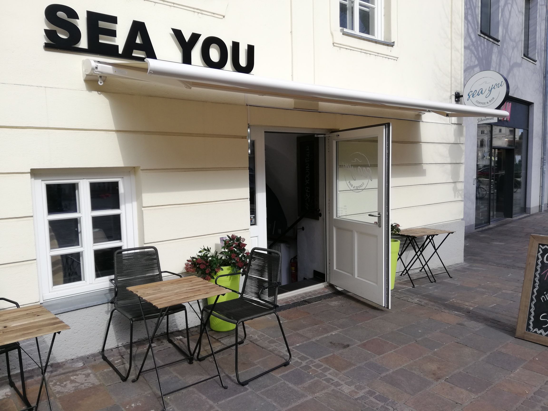 Gastgarten mit Tisch und Stühlen