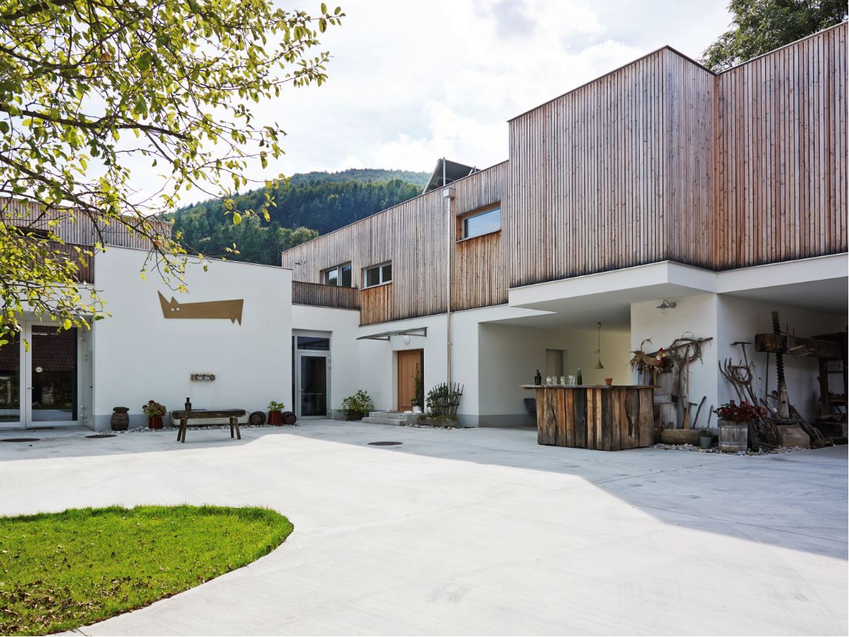 Modernes Gebäude mit Holzverkleidung und Innenhof.