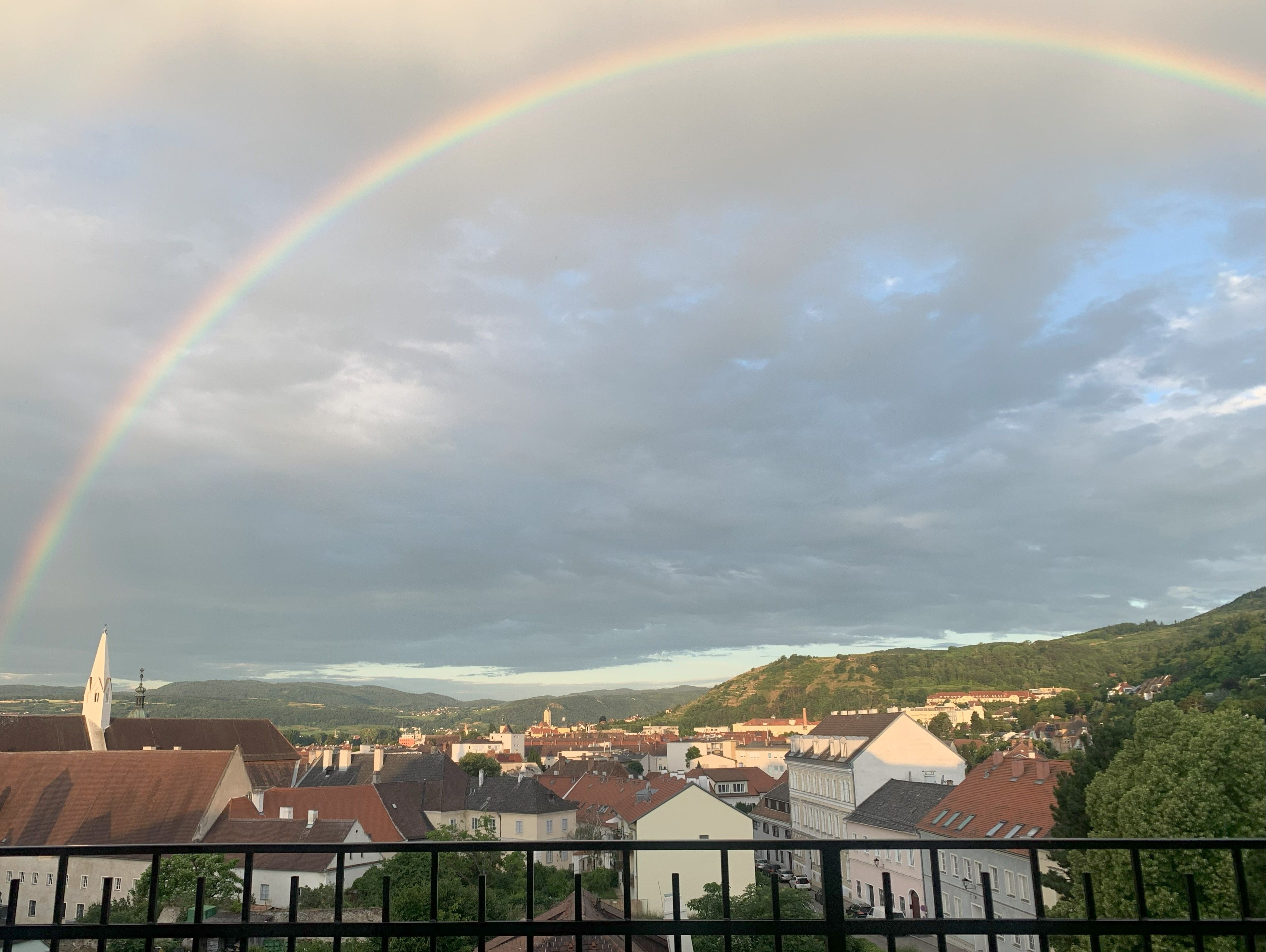 Stadtansicht von Krems mit Regenbogen am Himmel.