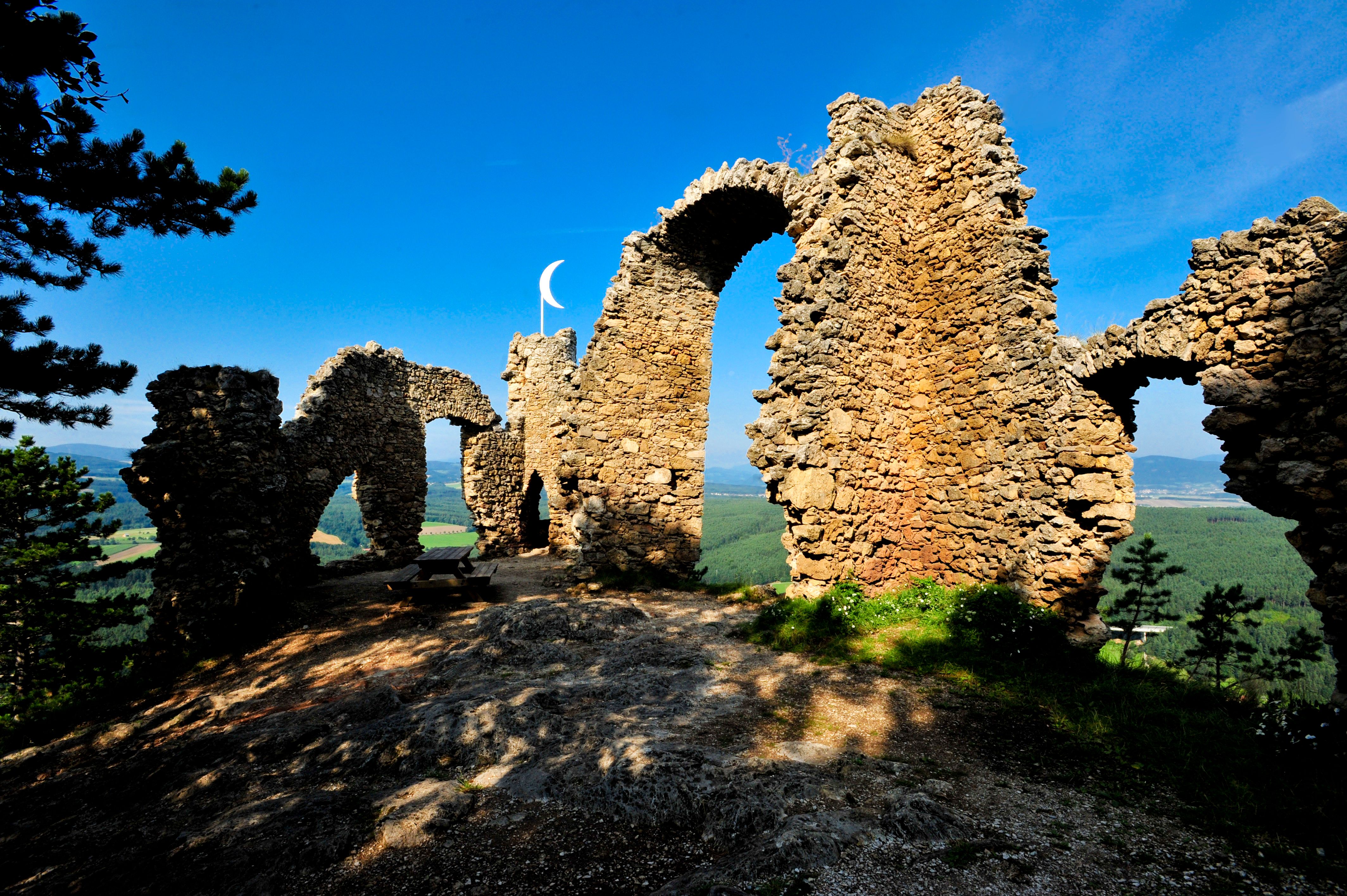 Ruinen der Burg Türkensturz mit blauem Himmel im Hintergrund.