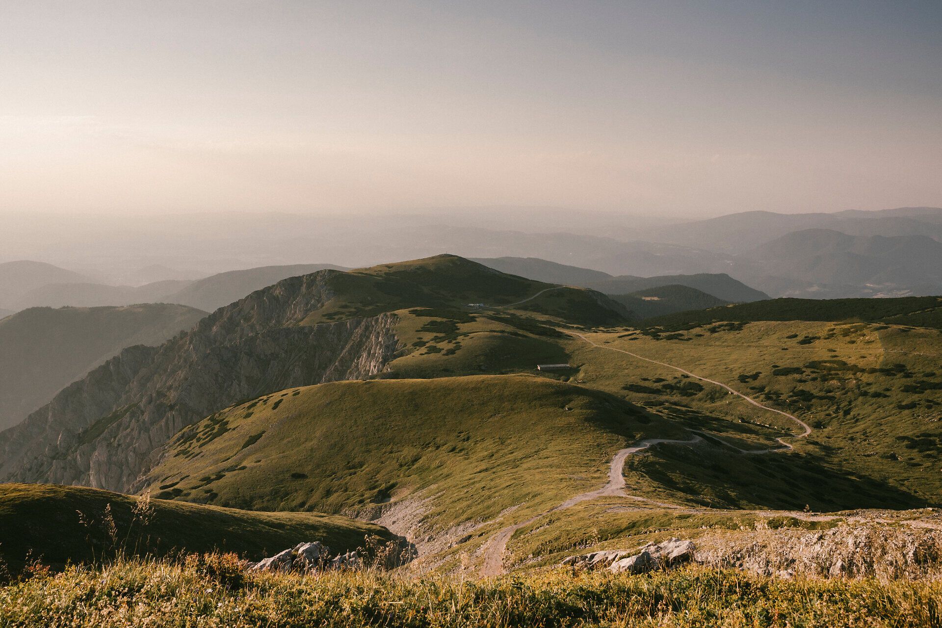 Abendliche Berglandschaft am Schneeberg mit sanften Höhenzügen und weitem Blick ins Tal