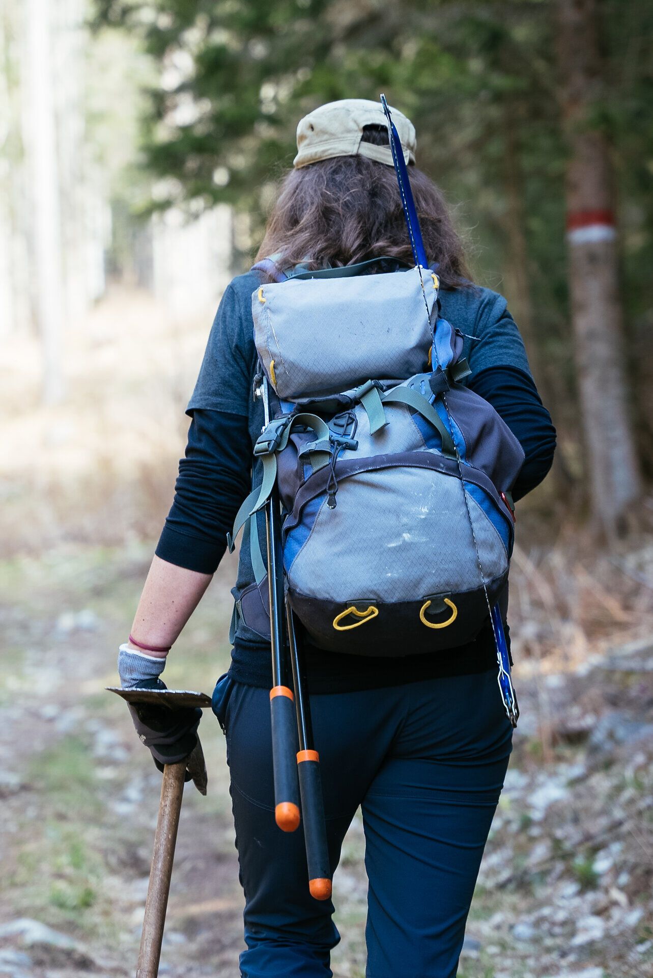 Mit einem Rucksack voller Abenteuer und einem Wanderstock in der Hand, begibt sich die Steigwartin auf einen malerischen Pfad durch die Wälder der Rax. Die sanften Sonnenstrahlen durchdringen das Blätterdach und schaffen eine einladende Atmosphäre für alle Naturfreunde. Hier, wo die Berge die Seele berühren, wird jeder Schritt zu einem unvergesslichen Erlebnis.
