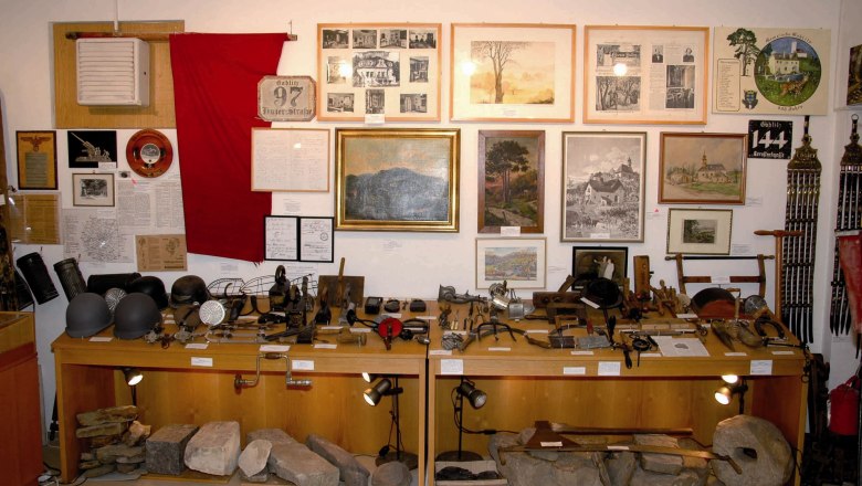 Ausstellung im Heimatmuseum Gablitz mit historischen Werkzeugen und Bildern.