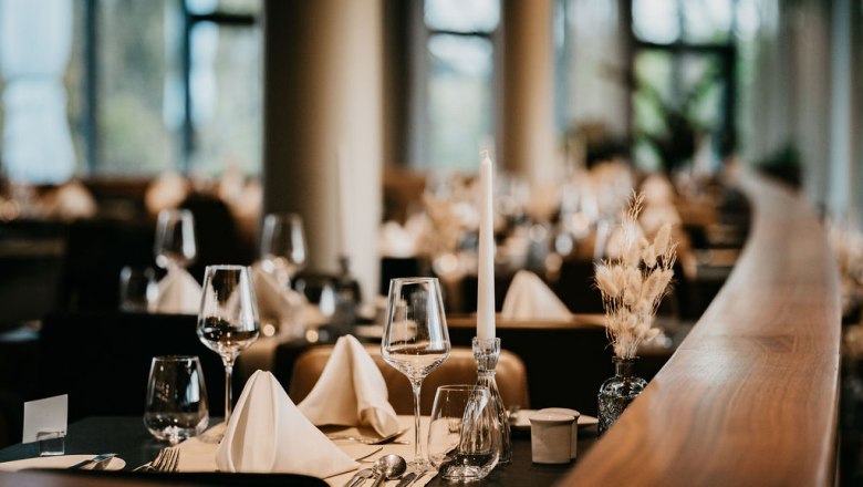 Elegantes Restaurant mit gedecktem Tisch, Weingl&auml;sern und Kerzen.