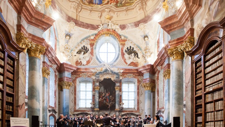 Konzert in der barocken Bibliothek des Stifts Altenburg mit Orchester und Chor.