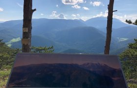 Aussichtspunkt Gösing mit Tafel und Blick auf bewaldete Berge