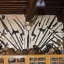 Wand mit historischen Waffen und Artefakten im Heimatmuseum.