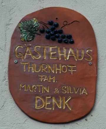 Schild des Gästehauses Thurnhof mit Traubenmotiv.