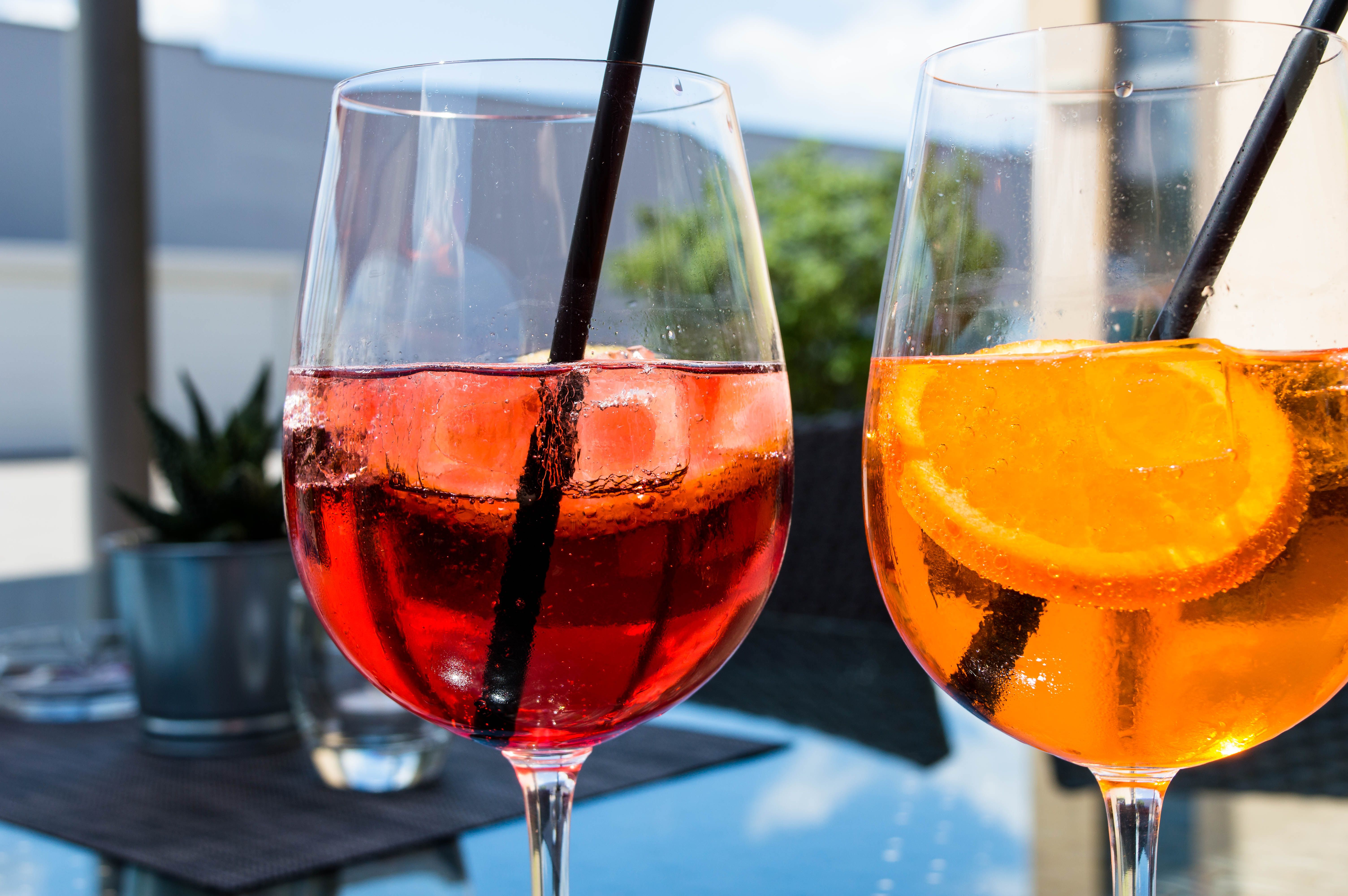 Weingläser gefüllt mit roter und gelbes Getränk 