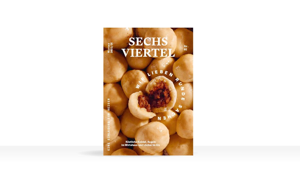 Coverbild des Niederösterreich Magazin Sechs Viertel. Ausgabe 02 hat viele Knödel auf dem Cover, wobei eines geöffnet ist und man die Fleischfüllung sehen kann. 