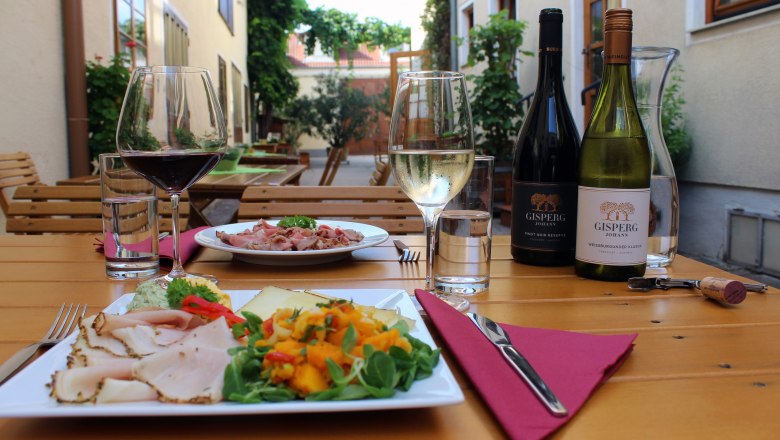 Heurigen im Innenhof, &copy; Weingut Johann Gisperg