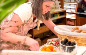 Frau bereitet belegte Brötchen vor