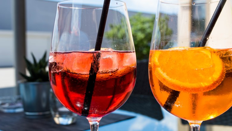 Weingl&auml;ser gef&uuml;llt mit roter und gelbes Getr&auml;nk